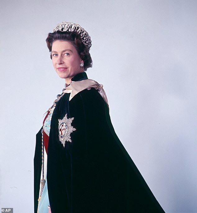 Chuyện ít biết về chiếc vương miện cố Nữ vương Elizabeth II đội trong bức chân dung mới công bố-1