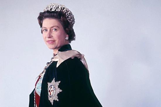 Chuyện ít biết về chiếc vương miện cố Nữ vương Elizabeth II đội trong bức chân dung mới công bố