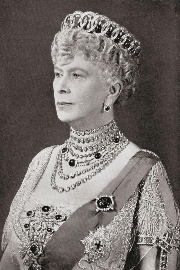Chuyện ít biết về chiếc vương miện cố Nữ vương Elizabeth II đội trong bức chân dung mới công bố-8