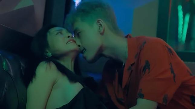 Đạo diễn nói gì về cảnh nóng, bạo lực dày đặc trên phim Việt giờ vàng?-2