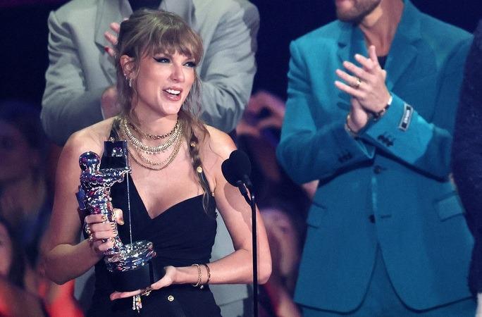 Quẫy quá sung, Taylor Swift mất kim cương lớn-4