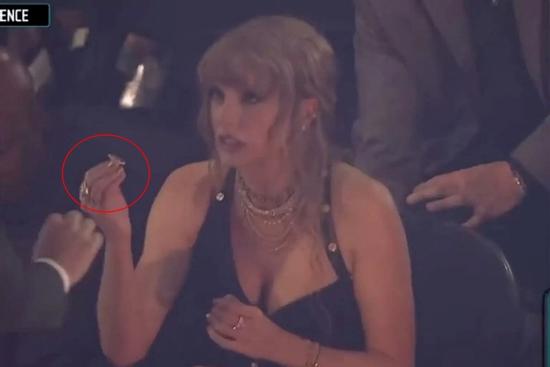 Quẫy quá sung, Taylor Swift mất kim cương lớn