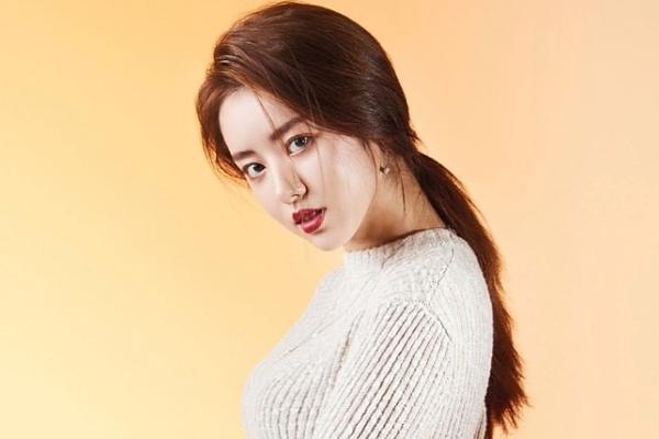 Nữ diễn viên 48 tuổi bị hiểu lầm là người tình của con trai-2