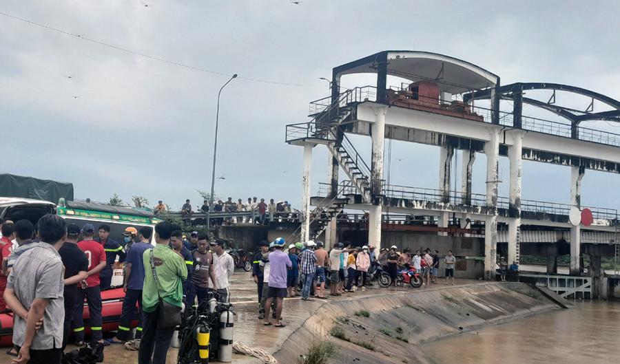 5 học sinh tắm sông, 2 em bị nước cuốn mất tích-1