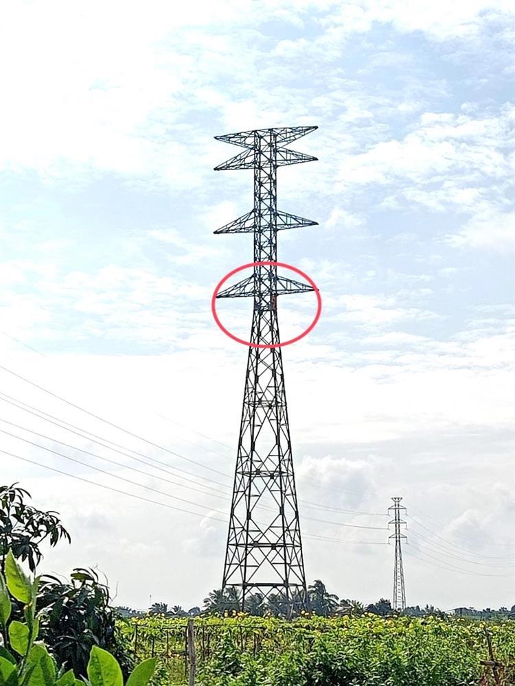 Hai người đàn ông ngồi trên trụ điện đã leo xuống đất-1