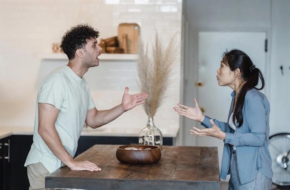 Người chồng bị coi thường vì không trả tiền bữa ăn đắt đỏ của hội bạn vợ-2