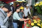 Người Hà Nội đội mưa thắp hương tưởng niệm 56 nạn nhân vụ cháy chung cư