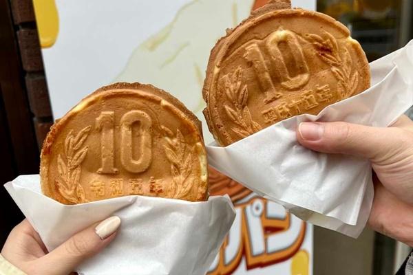 Toát mồ hồi xếp hàng như bao cấp mua bánh đồng xu gây sốt mạng ở Hà Nội-6