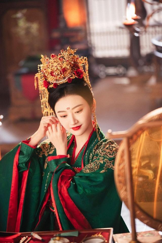 Phùng Thiệu Phong tái hôn, tình mới mặc váy áo giống hệt Triệu Lệ Dĩnh-1