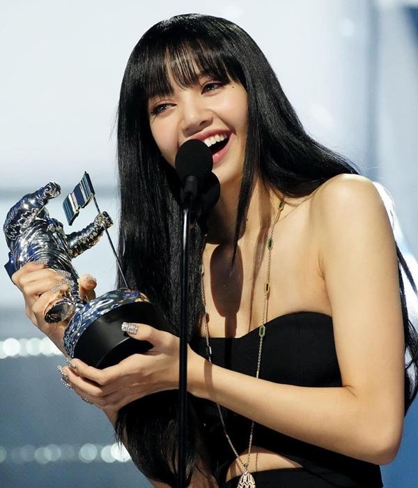 Lisa biểu diễn tại câu lạc bộ thoát y gây cú sốc lớn-6