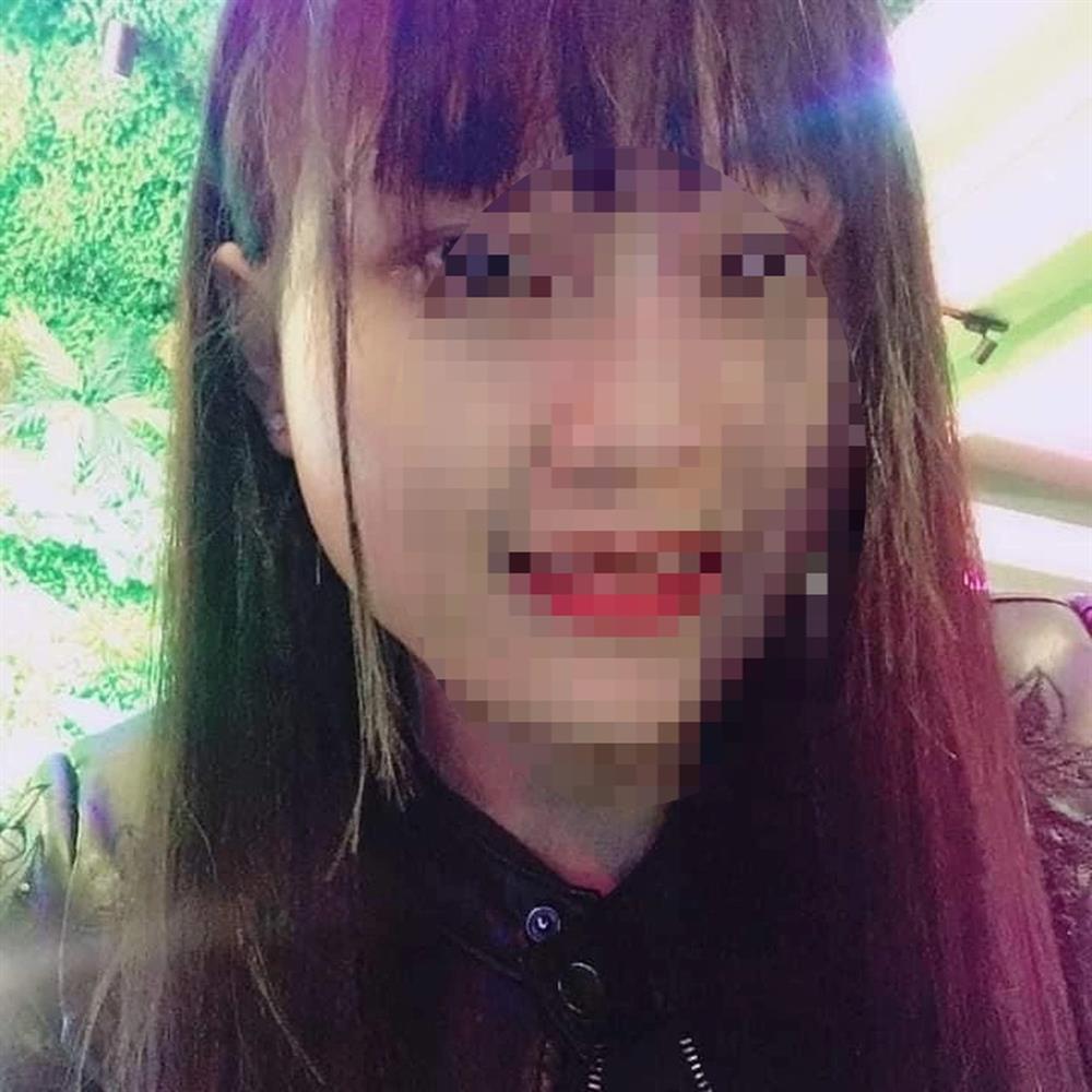 Rớt nước mắt hình ảnh con trai 6 tuổi ôm ba lô đựng tro cốt mẹ ở sân bay-1