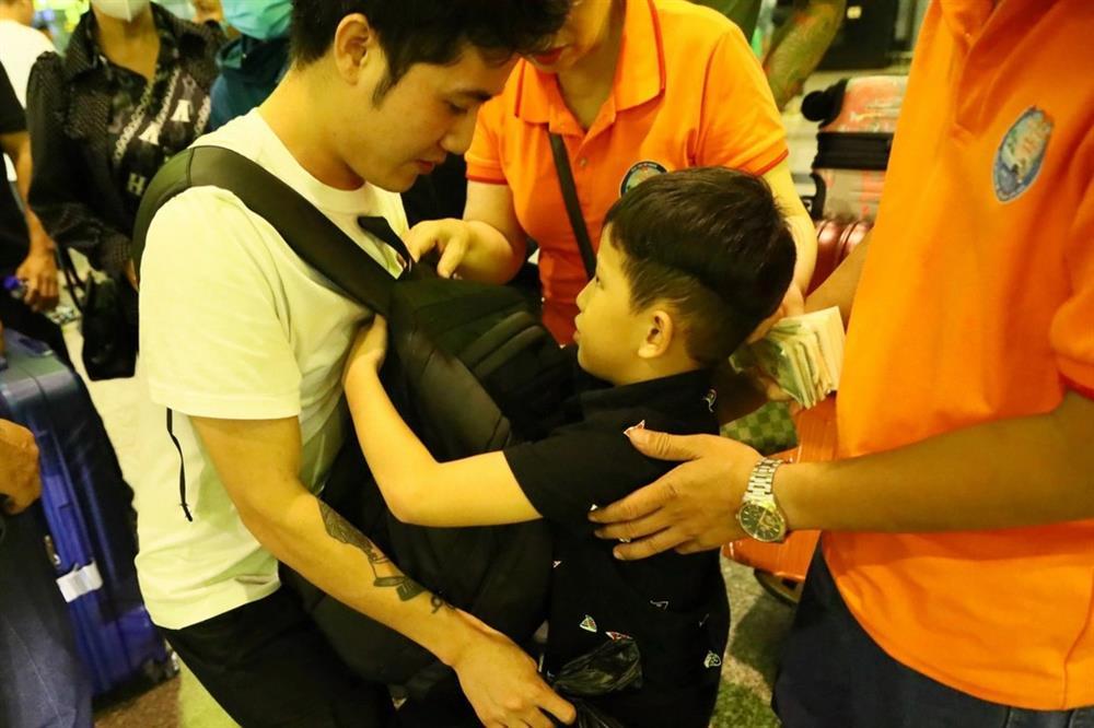 Rớt nước mắt hình ảnh con trai 6 tuổi ôm ba lô đựng tro cốt mẹ ở sân bay-3