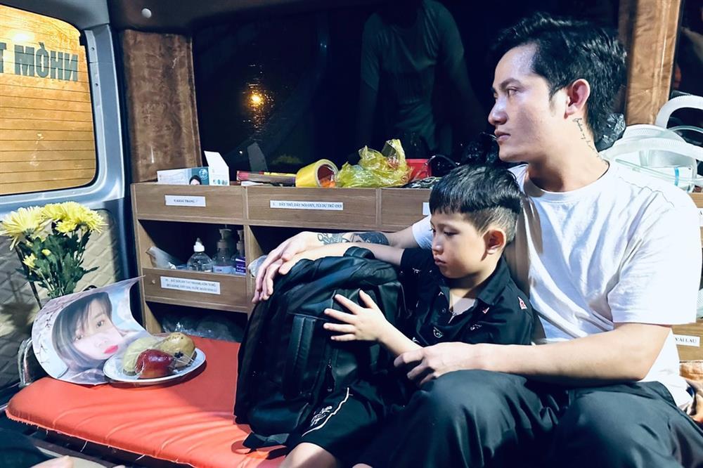 Rớt nước mắt hình ảnh con trai 6 tuổi ôm ba lô đựng tro cốt mẹ ở sân bay-4