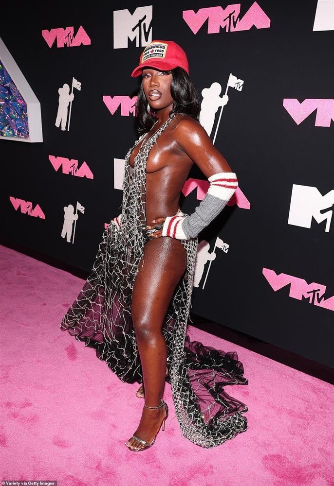 Những ngôi sao ăn vận táo bạo nhất lễ trao giải MTV Video Music Awards-12