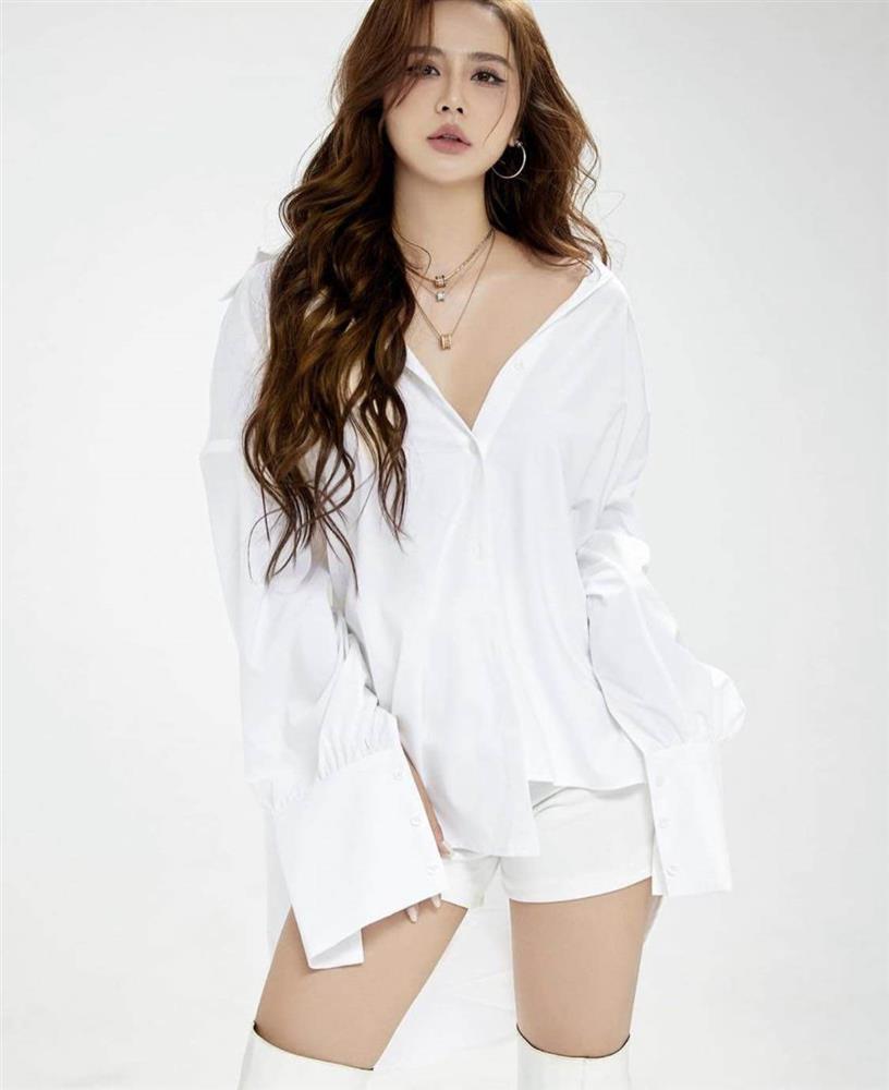 Cô trưởng phòng nóng nhất phim Việt mặc sơ mi buông cúc hờ hững đi ăn hàng-3