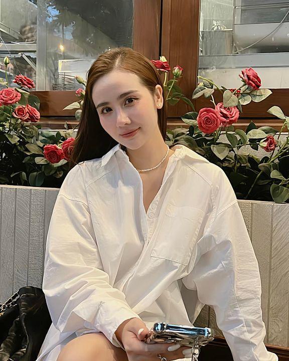 Cô trưởng phòng nóng nhất phim Việt mặc sơ mi buông cúc hờ hững đi ăn hàng-5