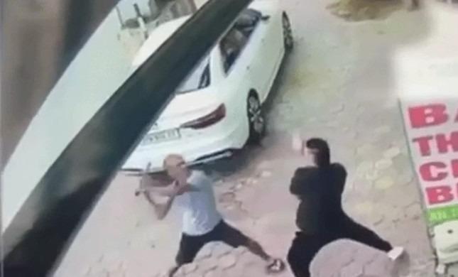 Xôn xao clip nam thanh niên cầm kiếm dài 1m chém người trên phố-1