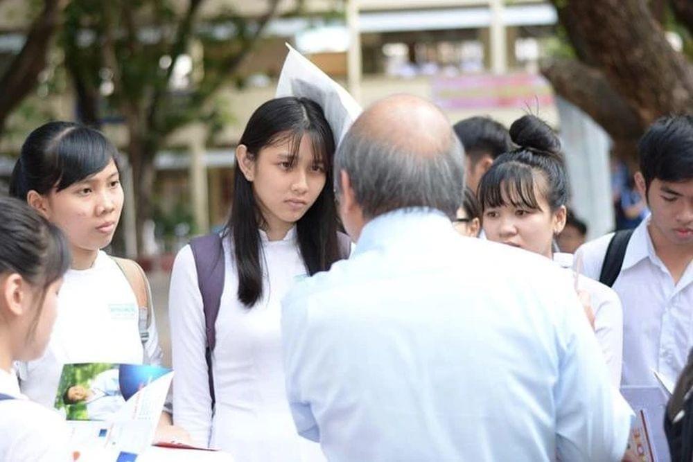 Thấy ảnh Thùy Tiên mặc áo dài đi học, netizen chỉ biết thốt lên 1 câu-2