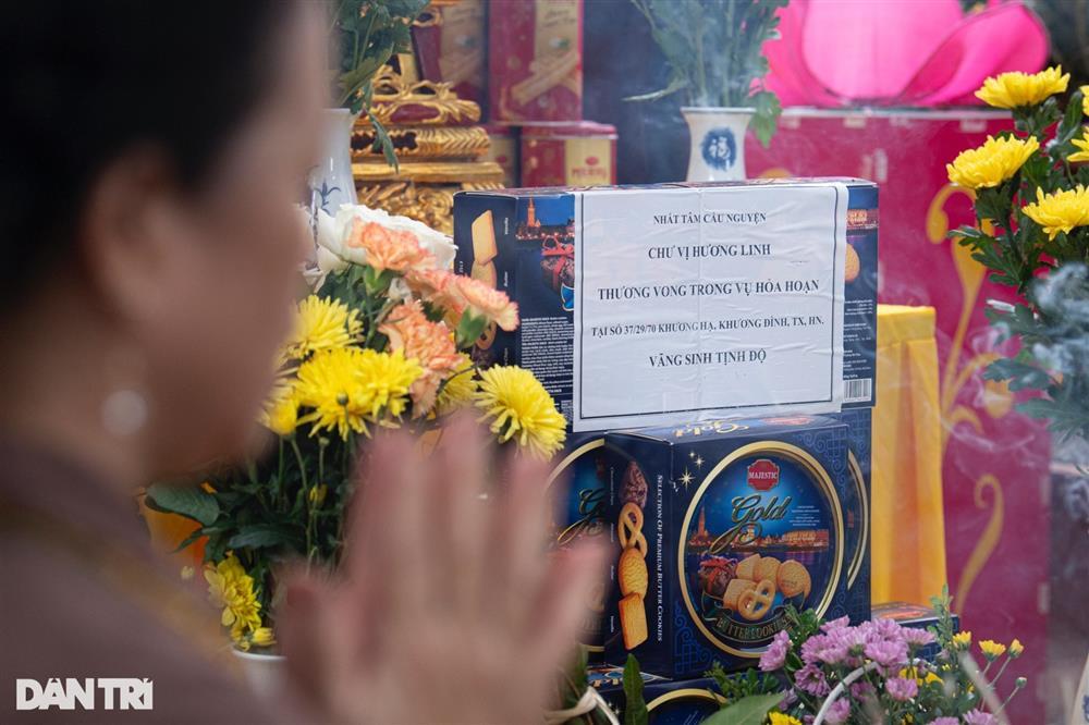 Nghìn người đội mưa, nghẹn ngào cầu siêu cho nạn nhân vụ cháy chung cư mini-2