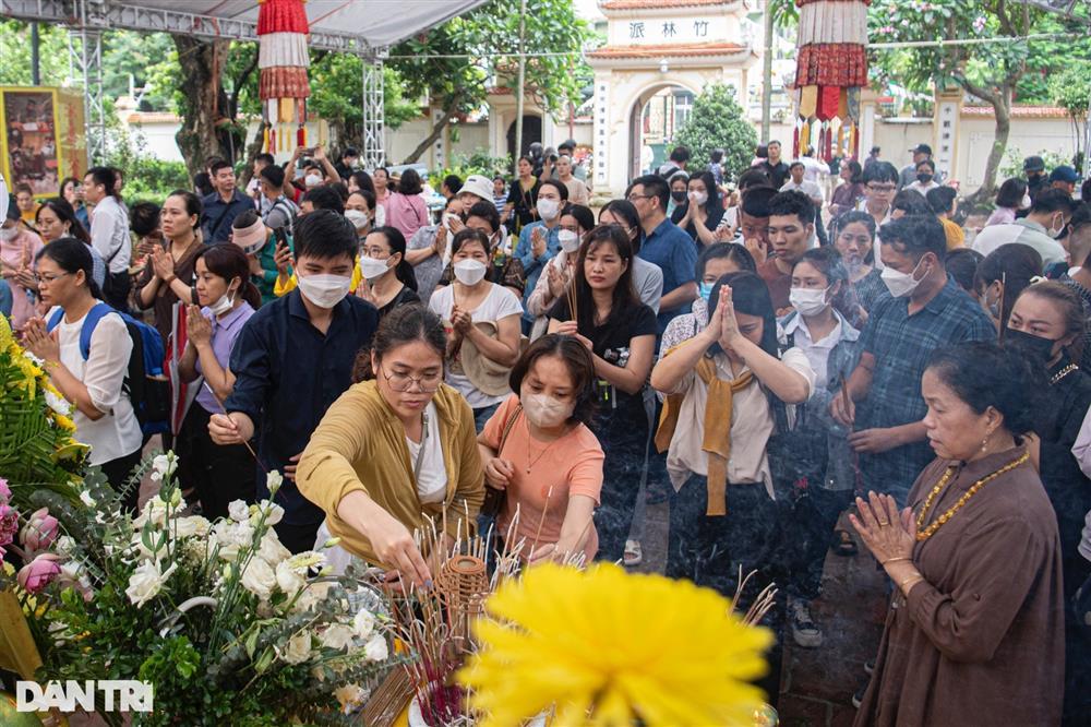 Nghìn người đội mưa, nghẹn ngào cầu siêu cho nạn nhân vụ cháy chung cư mini-3