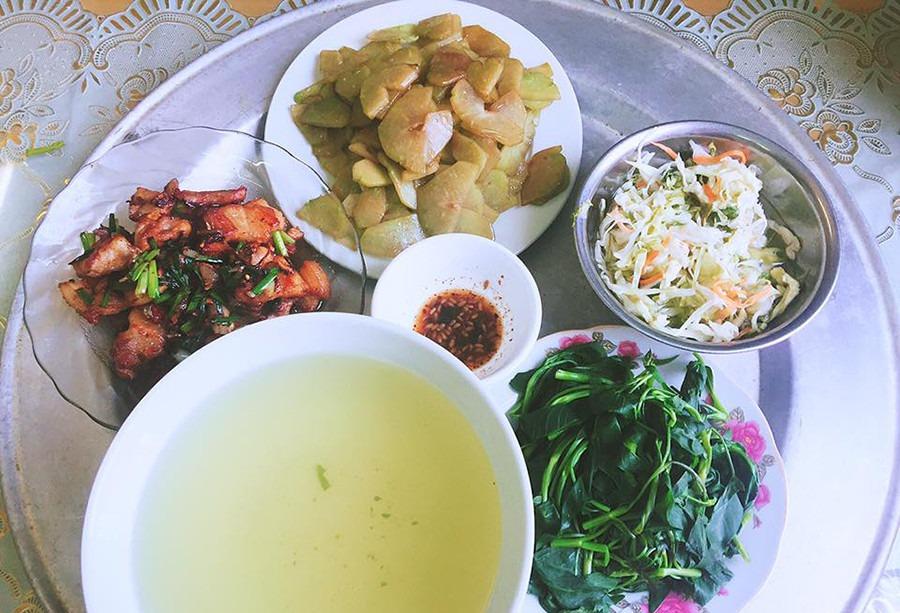 Mâm cơm chỉ có 1 món rau, 1 món mặn, chị dâu đi chợ hết 100.000 đồng/ngày-1