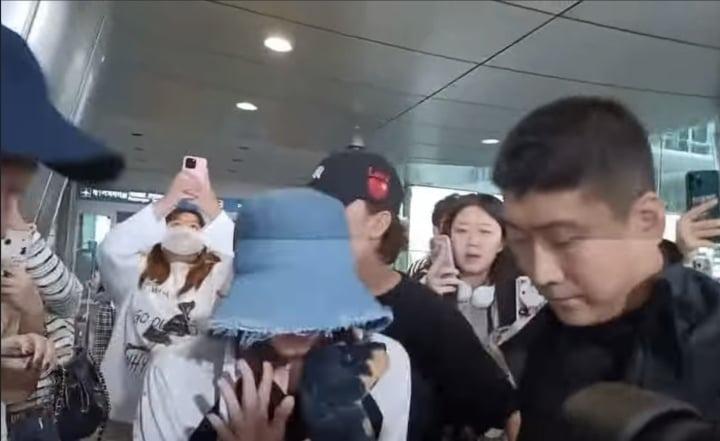 Giữa tin đồn rời BlackPink, Lisa bị fan cuồng xô đẩy ở sân bay-1