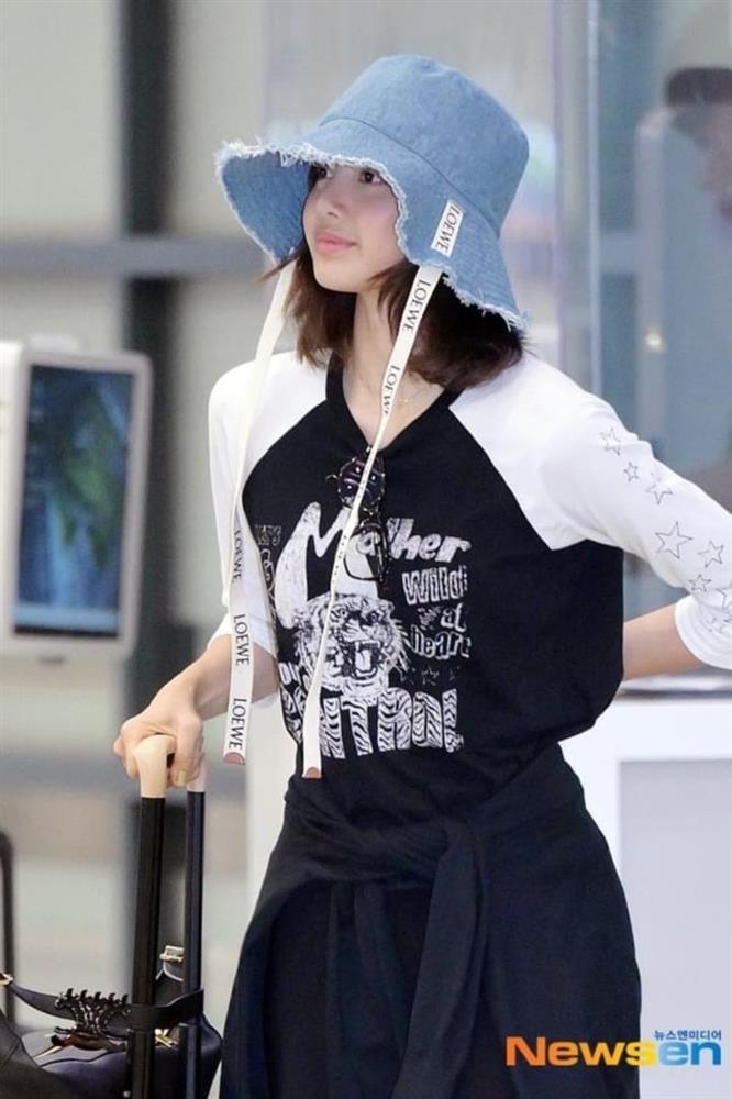 Giữa tin đồn rời BlackPink, Lisa bị fan cuồng xô đẩy ở sân bay-3