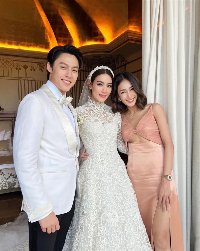 Cặp sao đẹp nhất Thái Lan hôn mãnh liệt trong đám cưới cổ tích-1