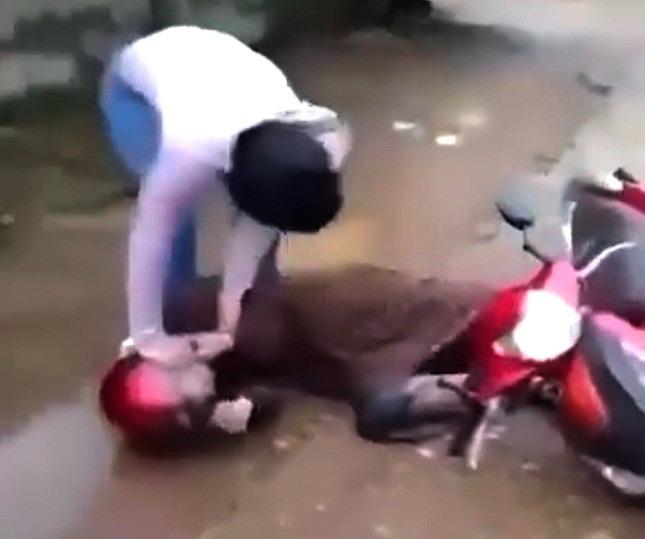 Xôn xao clip cô giáo bị hành hung giữa đường nghi do ghen tuông-1