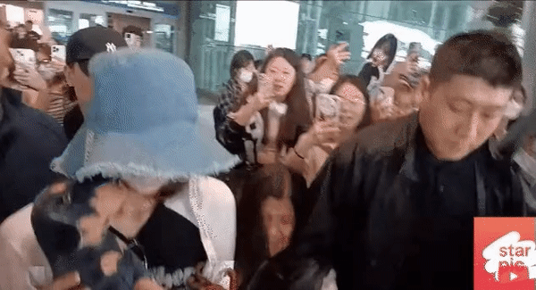 Giữa tin đồn rời BlackPink, Lisa bị fan cuồng xô đẩy ở sân bay-2