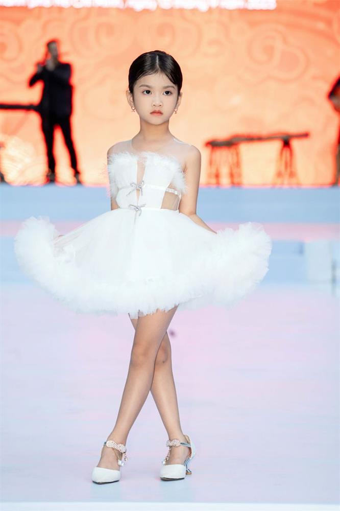 Mẫu nhí Thái Trân trình diễn thời trang cùng Á hậu Thanh Ngân-1