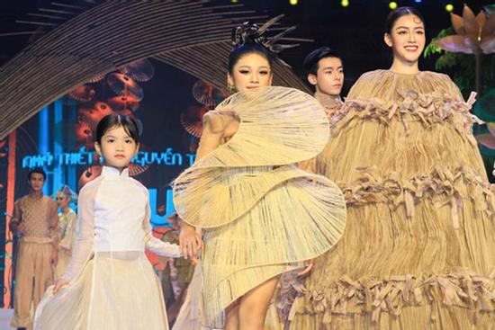 Mẫu nhí Thái Trân trình diễn thời trang cùng Á hậu Thanh Ngân