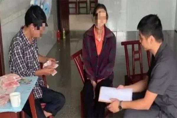 Nhìn mẹ chồng cũ ghê gớm giờ khổ cực, tôi cười thầm nhưng lại bật khóc khi biết chuyện-2