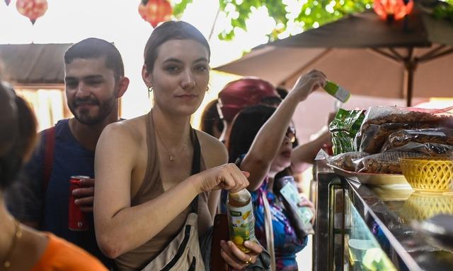 Trước khi xảy ra sự việc bị ngộ độc, bánh mì Phượng được quốc tế ca ngợi thế nào?-1