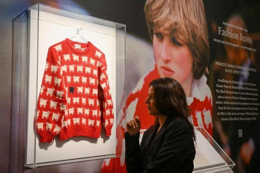 Có gì đặc biệt ở chiếc áo len màu đỏ của cố Vương phi Diana được bán với giá hơn 27 tỷ VNĐ?-1