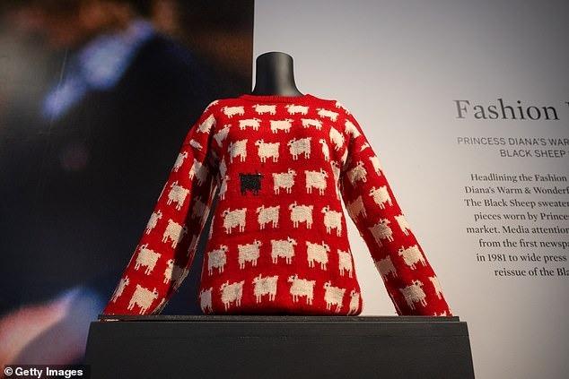 Có gì đặc biệt ở chiếc áo len màu đỏ của cố Vương phi Diana được bán với giá hơn 27 tỷ VNĐ?-7