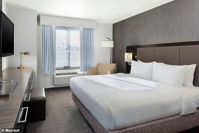 Háo hức đặt phòng khách sạn có tầm nhìn tuyệt đẹp ở New York, nữ du khách bàng hoàng khi đến nơi-2