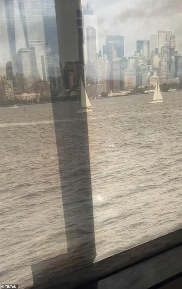 Háo hức đặt phòng khách sạn có tầm nhìn tuyệt đẹp ở New York, nữ du khách bàng hoàng khi đến nơi-5