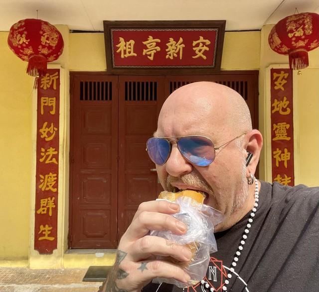 Người đàn ông Mỹ mê tóp mỡ nguyện sống ở Việt Nam và cách làm tóp mỡ cháy tỏi khiến ai ăn cũng ghiền-1