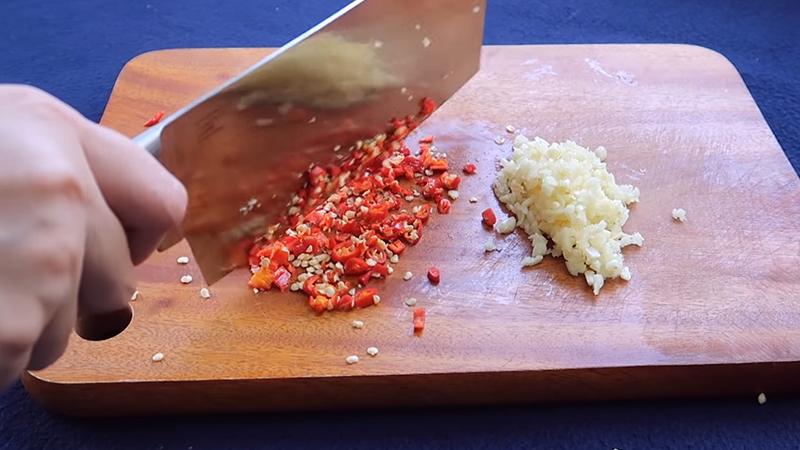 Người đàn ông Mỹ mê tóp mỡ nguyện sống ở Việt Nam và cách làm tóp mỡ cháy tỏi khiến ai ăn cũng ghiền-4