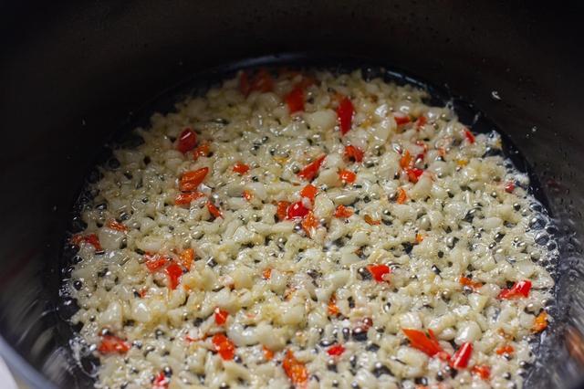 Người đàn ông Mỹ mê tóp mỡ nguyện sống ở Việt Nam và cách làm tóp mỡ cháy tỏi khiến ai ăn cũng ghiền-6