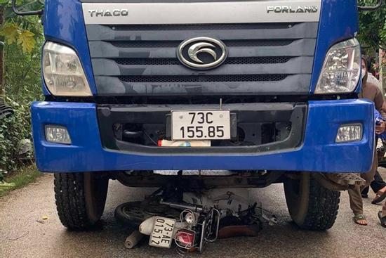 Xe máy va chạm ô tô tải, 2 học sinh lớp 10 tử vong