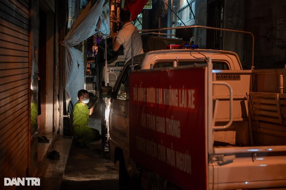 Hàng chục xe cháy trơ khung được đưa khỏi hiện trường vụ cháy chung cư mini-1