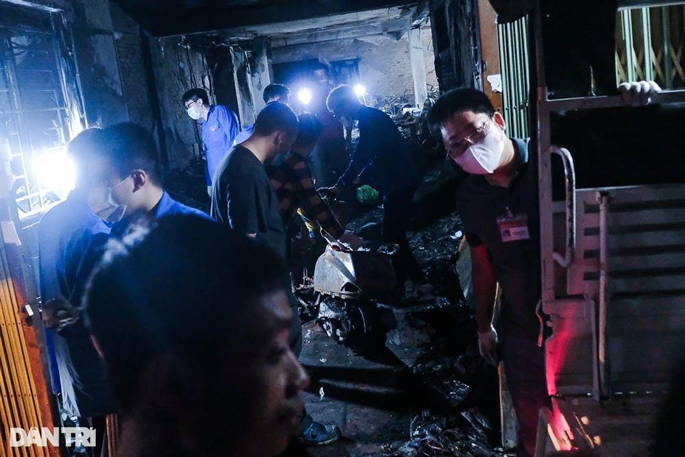 Hàng chục xe cháy trơ khung được đưa khỏi hiện trường vụ cháy chung cư mini-3