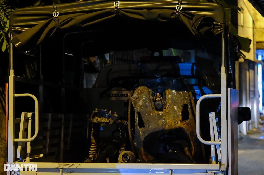 Hàng chục xe cháy trơ khung được đưa khỏi hiện trường vụ cháy chung cư mini-5