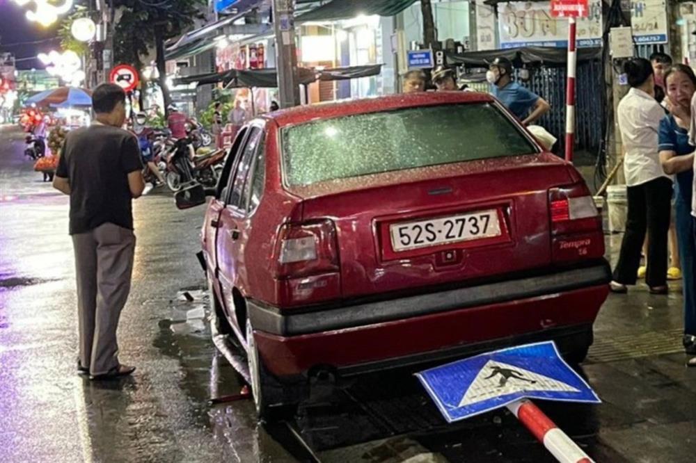 Cứu ô tô lao lên vỉa hè, người dân phát hiện tài xế đang múa trên ghế lái-1