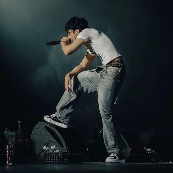 Vì sao Sơn Tùng M-TP mặc hở cạp nội y lại gây tranh cãi?-2