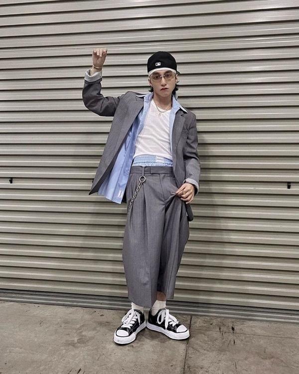 Vì sao Sơn Tùng M-TP mặc hở cạp nội y lại gây tranh cãi?-9