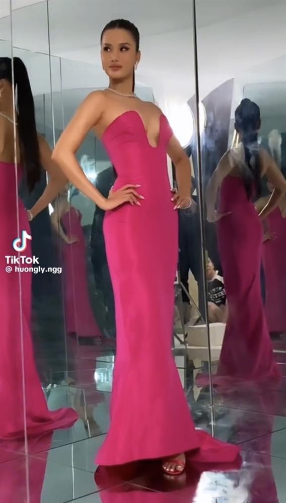 Không khoe cơ bụng, Hương Ly diện đầm hồng đụng độ Hoàng Thùy-1