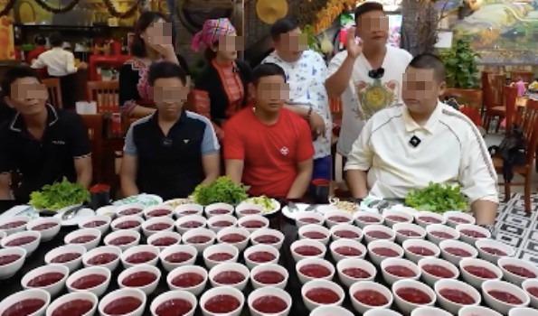 Cô gái ăn cùng lúc 32 bát tiết canh: Các chuyên gia nói gì?-1